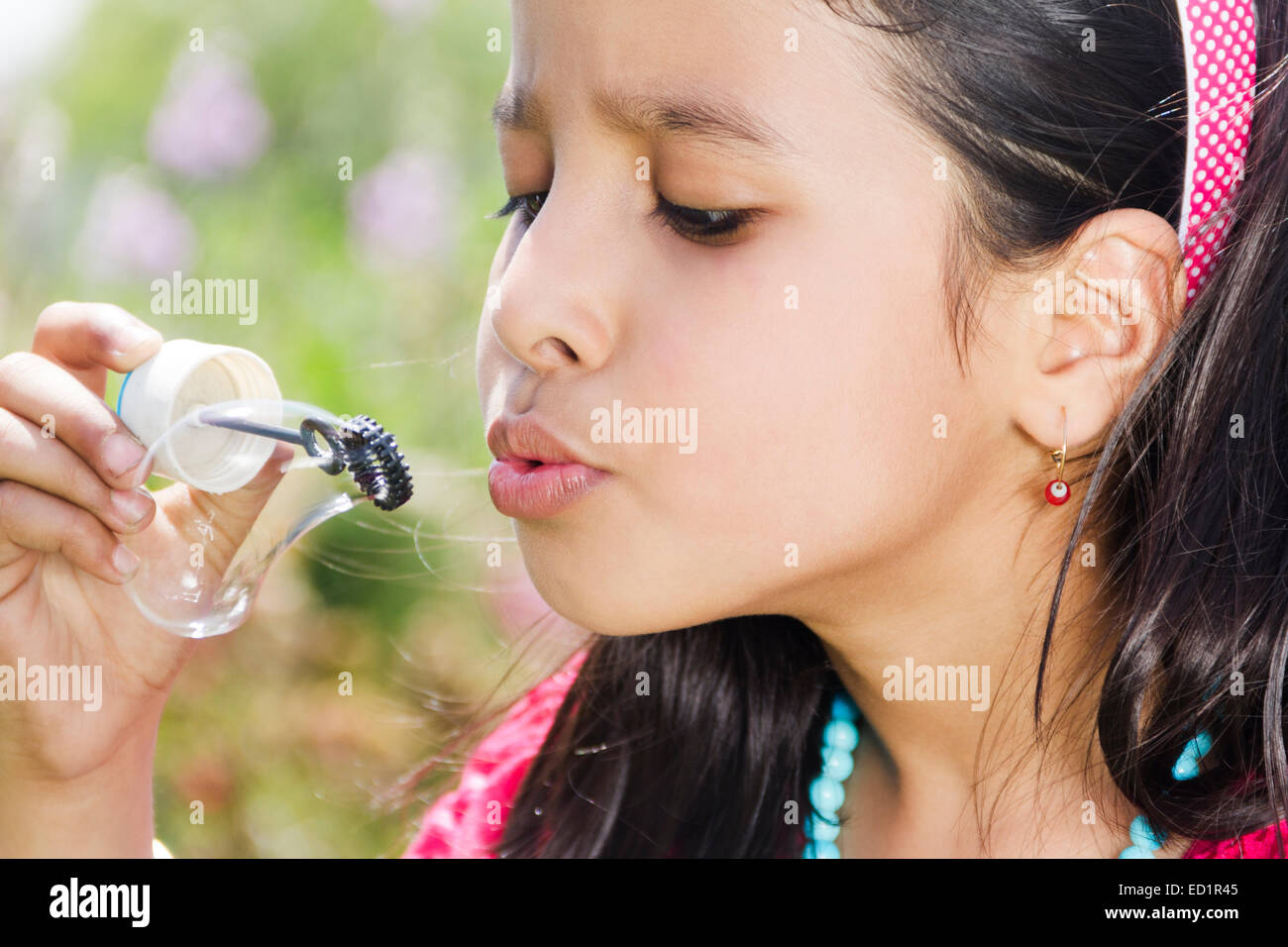 1 Indianer Beautifu Child Mädchen Park spielen Bubble-Zauberstab Stockfoto
