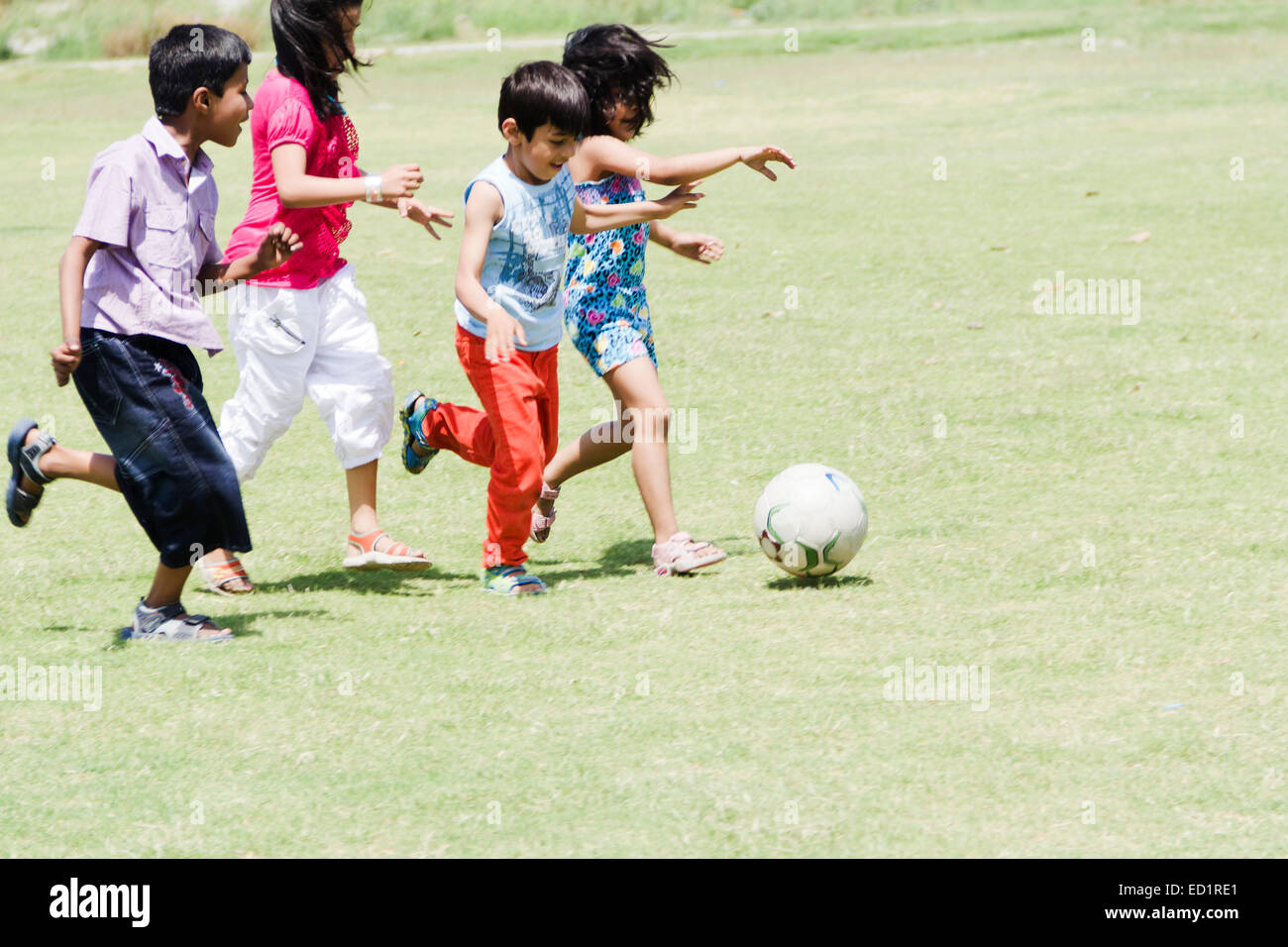 Indianer Kinderpark Fußball spielen Stockfoto
