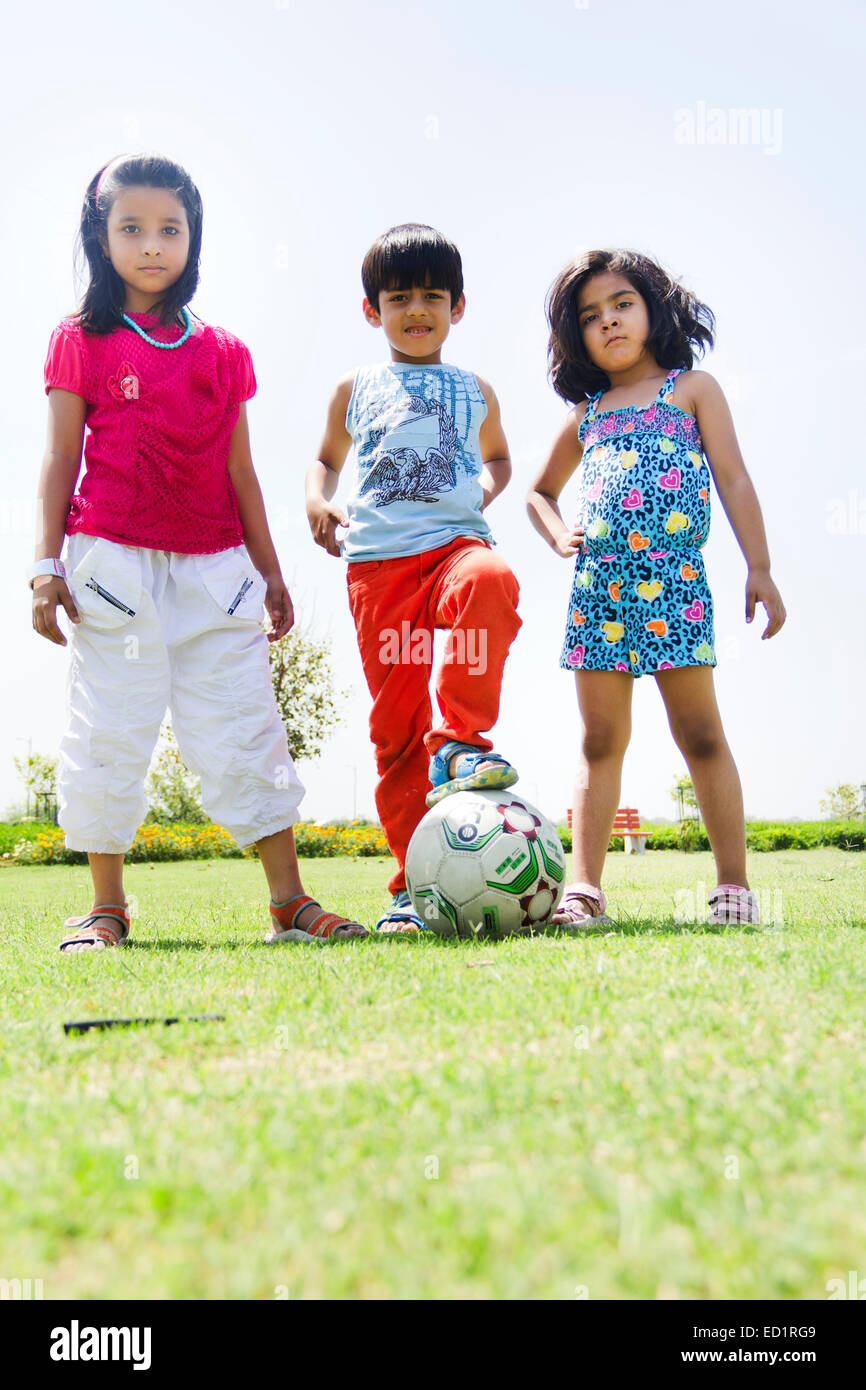 Indianer Kinderpark Fußball spielen Stockfoto