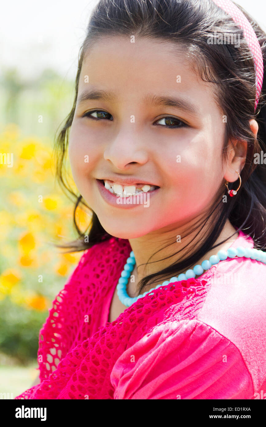 1 Indianer Beautifu Child Mädchen Park zu genießen Stockfoto