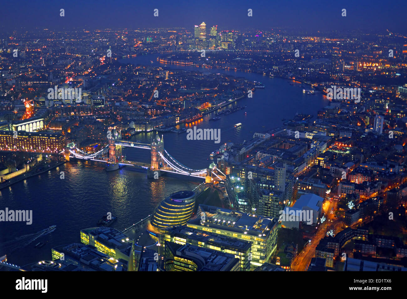 London auf dem Dach Ansicht Panorama bei Sonnenuntergang mit städtischen Architekturen und die Tower Bridge mit Themse bei Nacht Stockfoto
