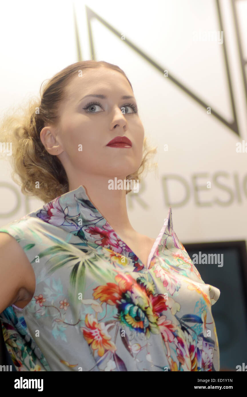Junge, schöne Frau mit neuen Frisuren, während der Show. Intersharm Professional Herbst Stockfoto Junge, schöne Frau mit neuen Frisuren, während der Show. Intersharm Professional Herbst Stockfoto