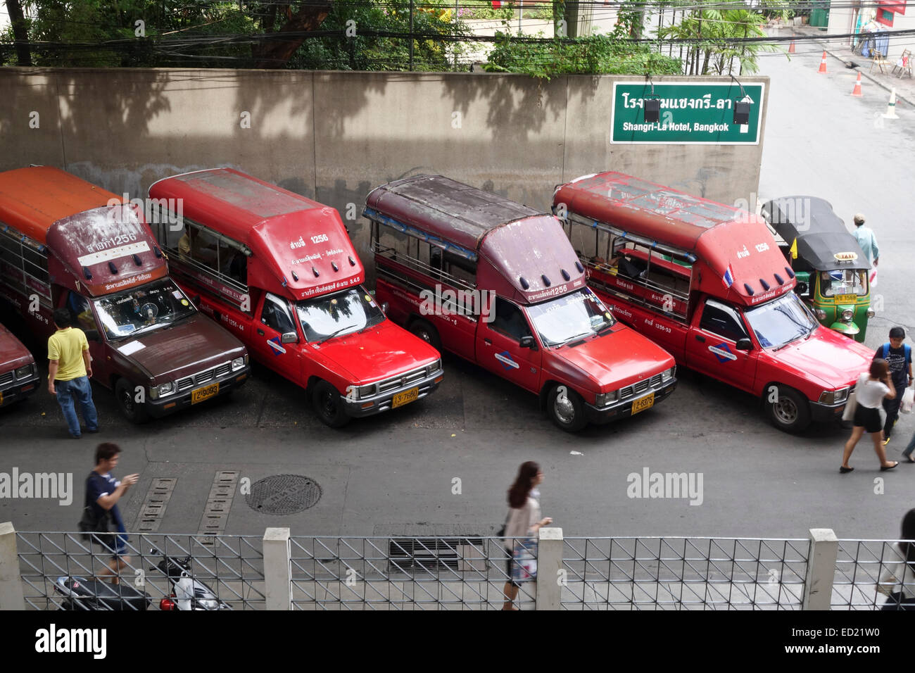 Reihe von Thai Taxis, bekannt als ein Sǎwngthǎew. wirtschaftlichen Thai Taxi. Bangkok. Thailand. Süd-Ost-Asien. Stockfoto