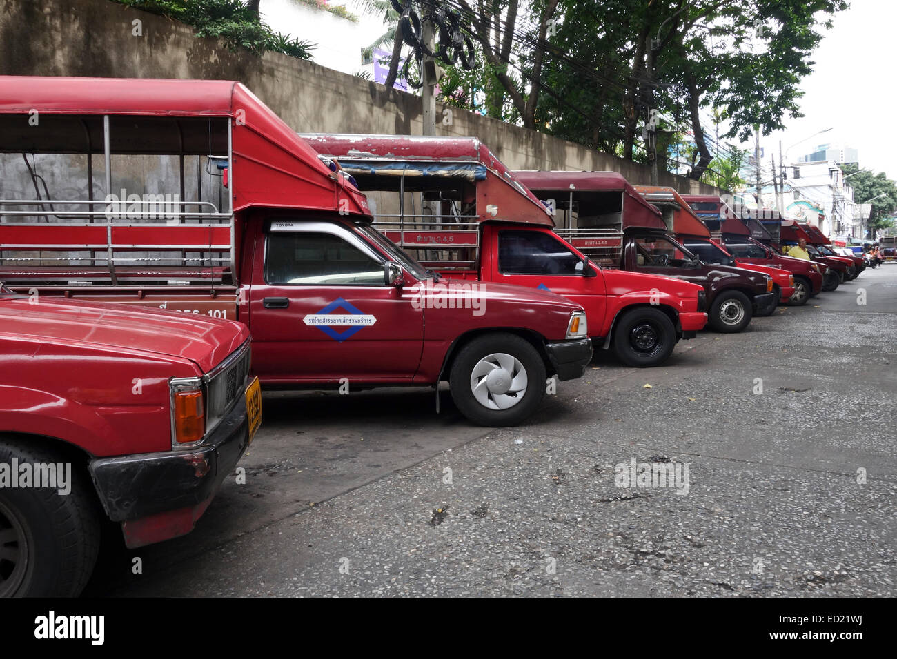 Reihe von Thai Taxis, bekannt als ein Sǎwngthǎew. wirtschaftlichen Thai Taxi. Bangkok. Thailand. Süd-Ost-Asien. Stockfoto