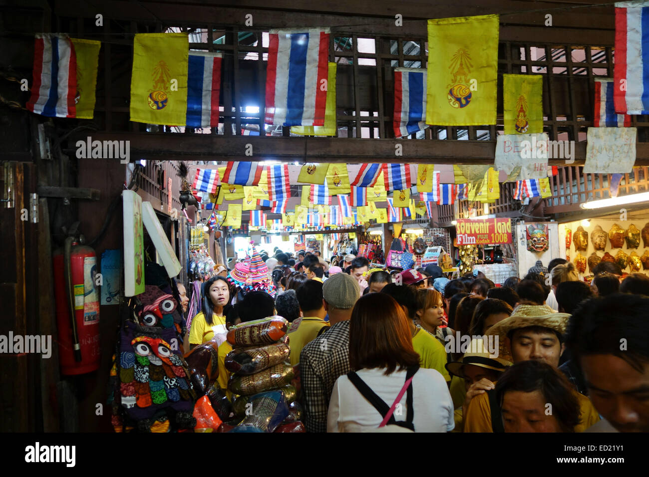 Tha Tien Pier am Chao Phraya River, Dekorationen während des Königs Tag, Bangkok, Thailand, Südostasien Eingang. Stockfoto