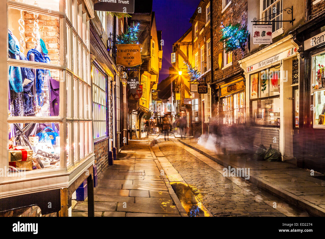 Christmas in The Shambles, der historischen, mittelalterlichen Straße in der Altstadt von York in der Dämmerung. Stockfoto