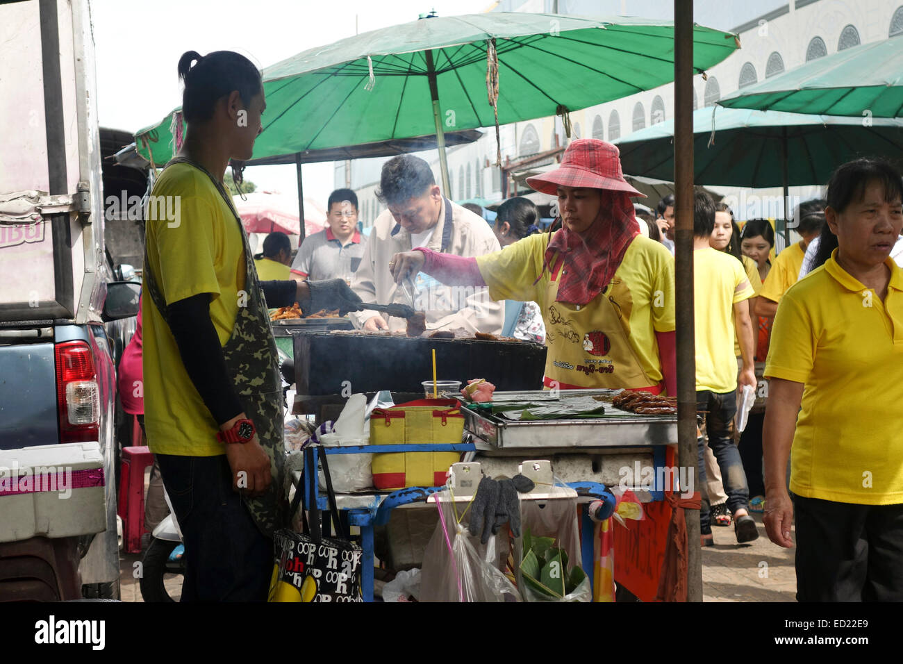 Thai Satay und Fleisch Grill vom Hersteller angeboten. Thai Street Food Markt, Bangkok, Süd-Ost-Asien Thailand. Stockfoto
