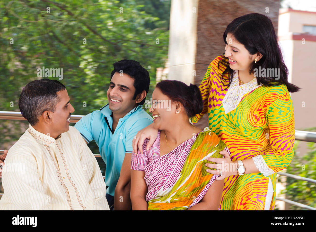 Genießen Sie indische Eltern erwachsenen Sohn und Tochter Stockfoto