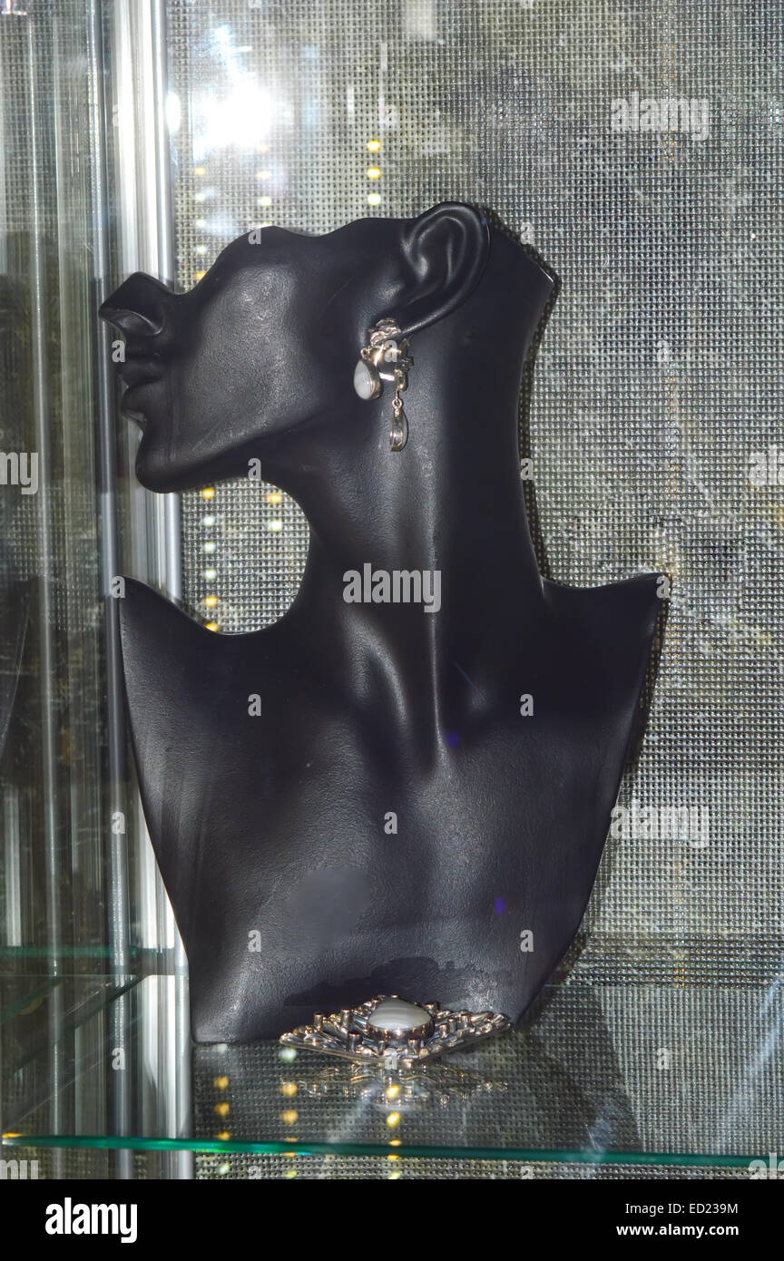 X internationale Fachmesse für Schmuck und Uhren Marken Ohrringe mit einem Juwel an einem Model Stockfoto