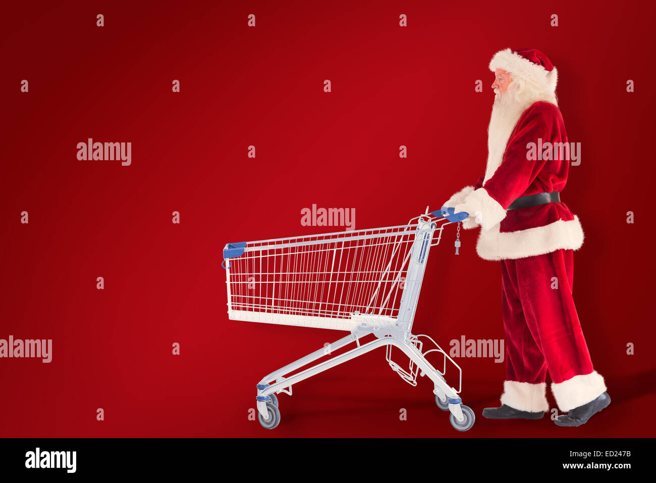 Zusammengesetztes Bild von Santa schiebt einen Einkaufswagen Stockfoto