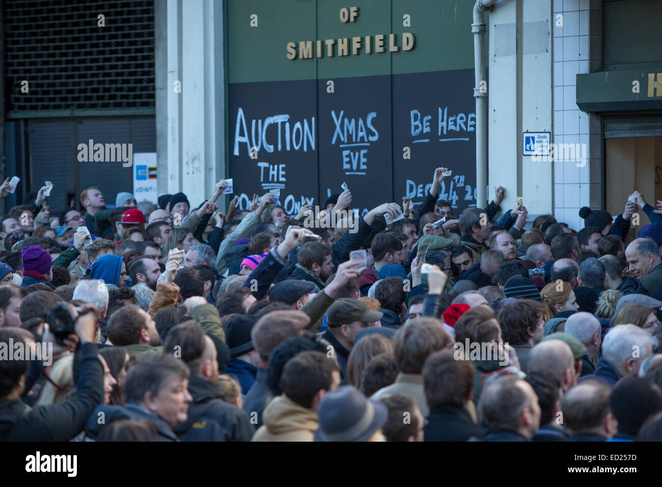 Smithfield Market, London, UK.  24. Dezember 2014.  In einer Tradition Stretch gab 30 Jahren es tolle Schnäppchen bei Smithfield Market Heiligabend Fleisch Auktion hatte. Bildnachweis: Neil Cordell/Alamy Live-Nachrichten Stockfoto