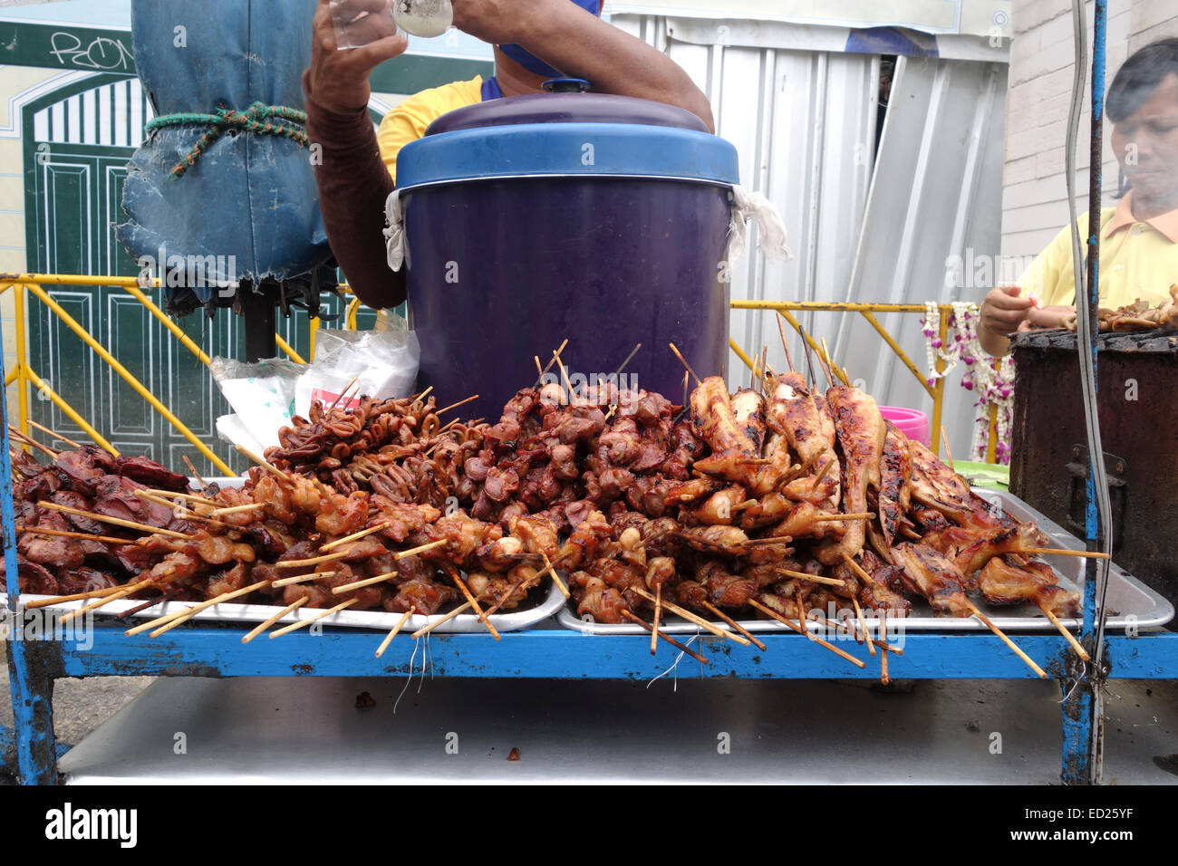 Thai Satay Grill vom Hersteller angeboten. Thai Street Markt, Bangkok, Thailand, Süd-Ost-Asien. Stockfoto