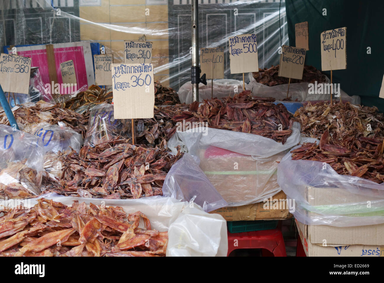 Getrockneter Fisch und Tintenfisch auf dem Display vom Hersteller. Thai Street Markt, Bangkok, Thailand, Süd-Ost-Asien. Stockfoto