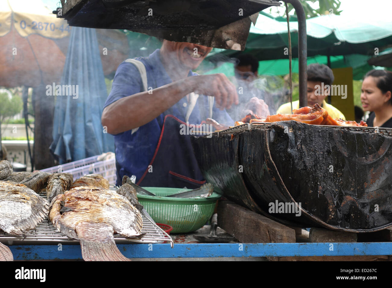 Thai Fisch und Fleisch Grill vom Hersteller angeboten. Thai Street Markt, Bangkok, Thailand, Süd-Ost-Asien. Stockfoto