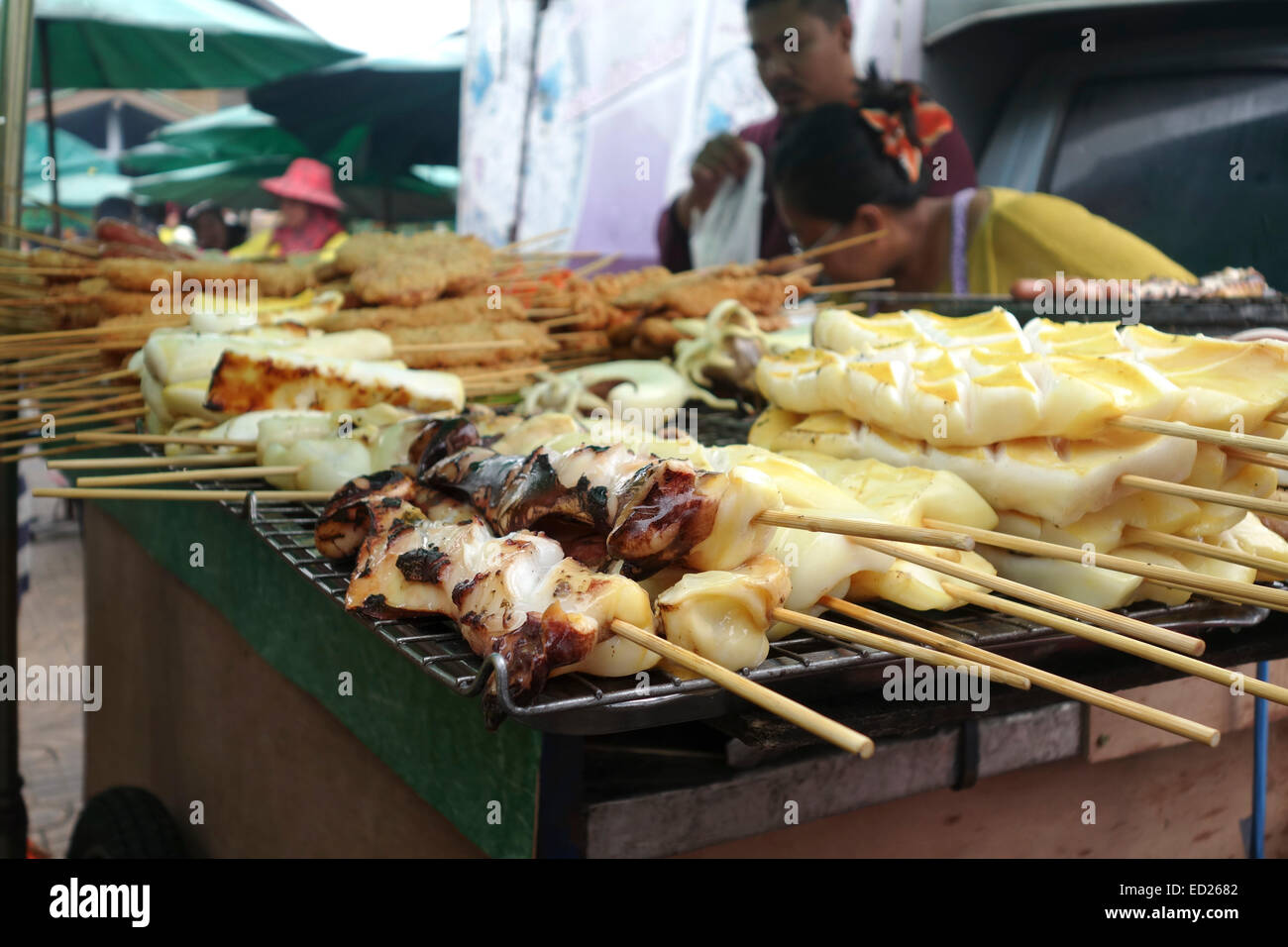 Thai Tintenfisch ein Fleisch Grillen von Anbieter angeboten. Thai Street Markt, Bangkok, Thailand, Süd-Ost-Asien. Stockfoto