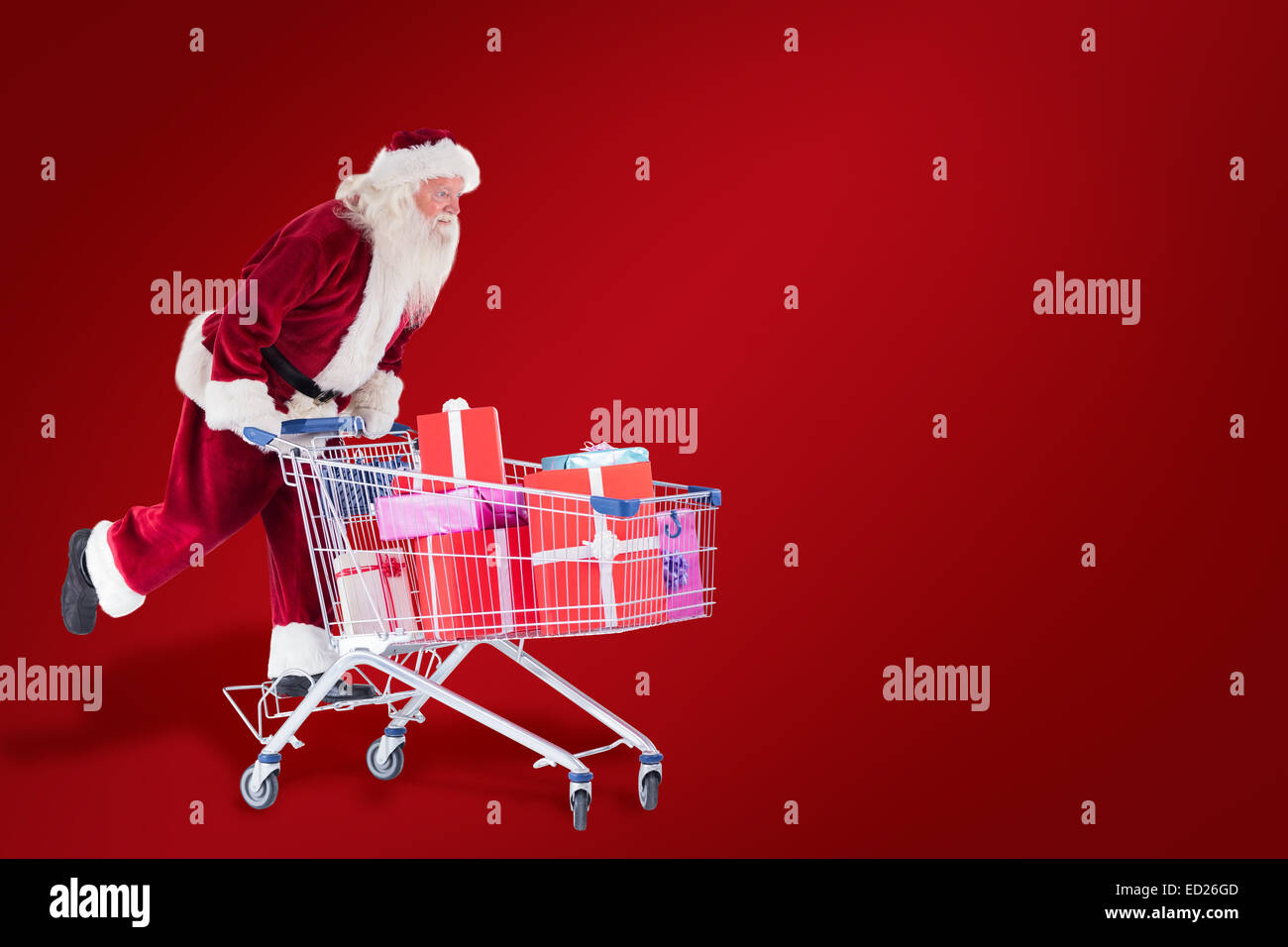 Zusammengesetztes Bild von Santa schiebt einen Einkaufswagen Stockfoto