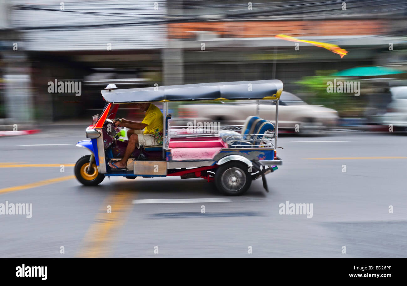 Tuk-Tuk in einer Straße in Bangkok, Thailand, Südostasien vorbei. Stockfoto