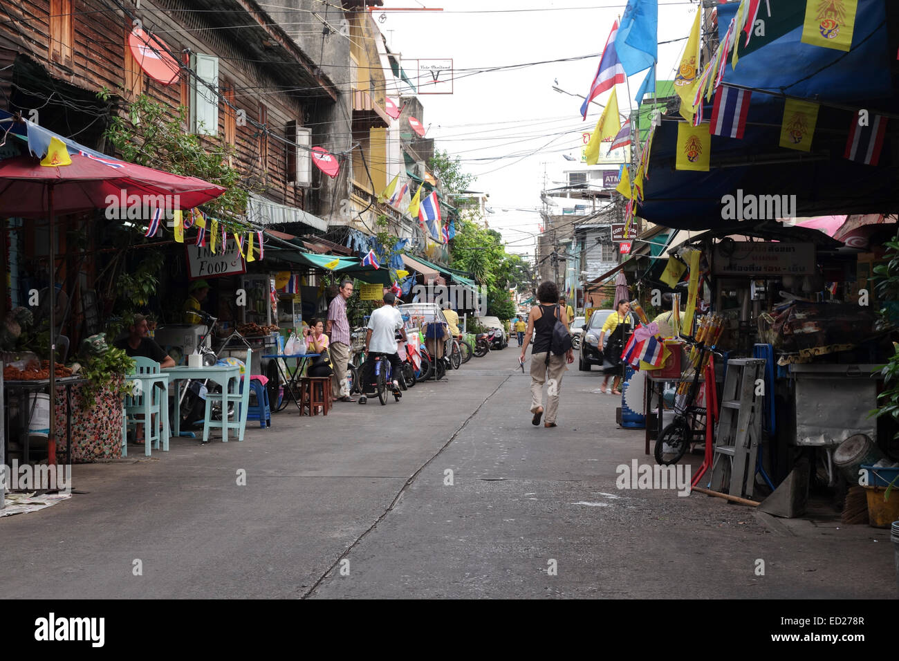 Straße in Bangkok dekoriert für des Königs Tag, Thailand, Südostasien. Stockfoto
