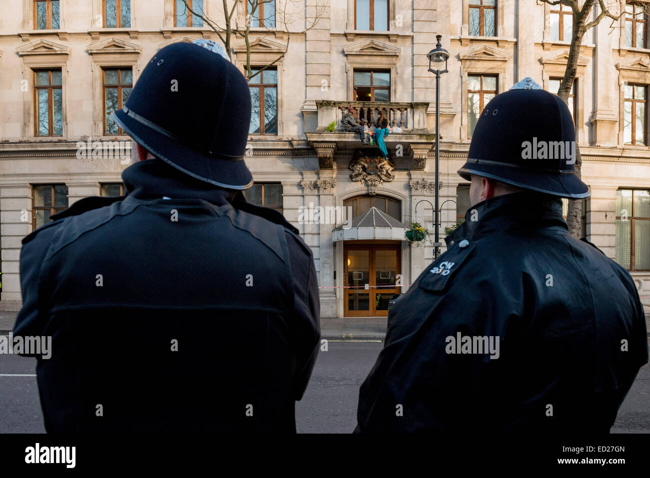 London, UK. 24. Dezember 2014. Polizei entfernen Liebe Aktivisten aus ehemaligen RBS-Büro in Charing Cross, wo sie plante das Gebäude am Weihnachtstag kostenloses Mittagessen für Obdachlose an einer Protestkundgebung gegen die Krise im Wohnungsbau zu öffnen. Polizei entfernen Liebe Aktivisten aus ehemaligen RBS-Büro in Charing Cross, wo sie plante das Gebäude am Weihnachtstag kostenloses Mittagessen für Obdachlose an einer Protestkundgebung gegen die Krise im Wohnungsbau zu öffnen. Bildnachweis: ZUMA Press, Inc./Alamy Live-Nachrichten Stockfoto