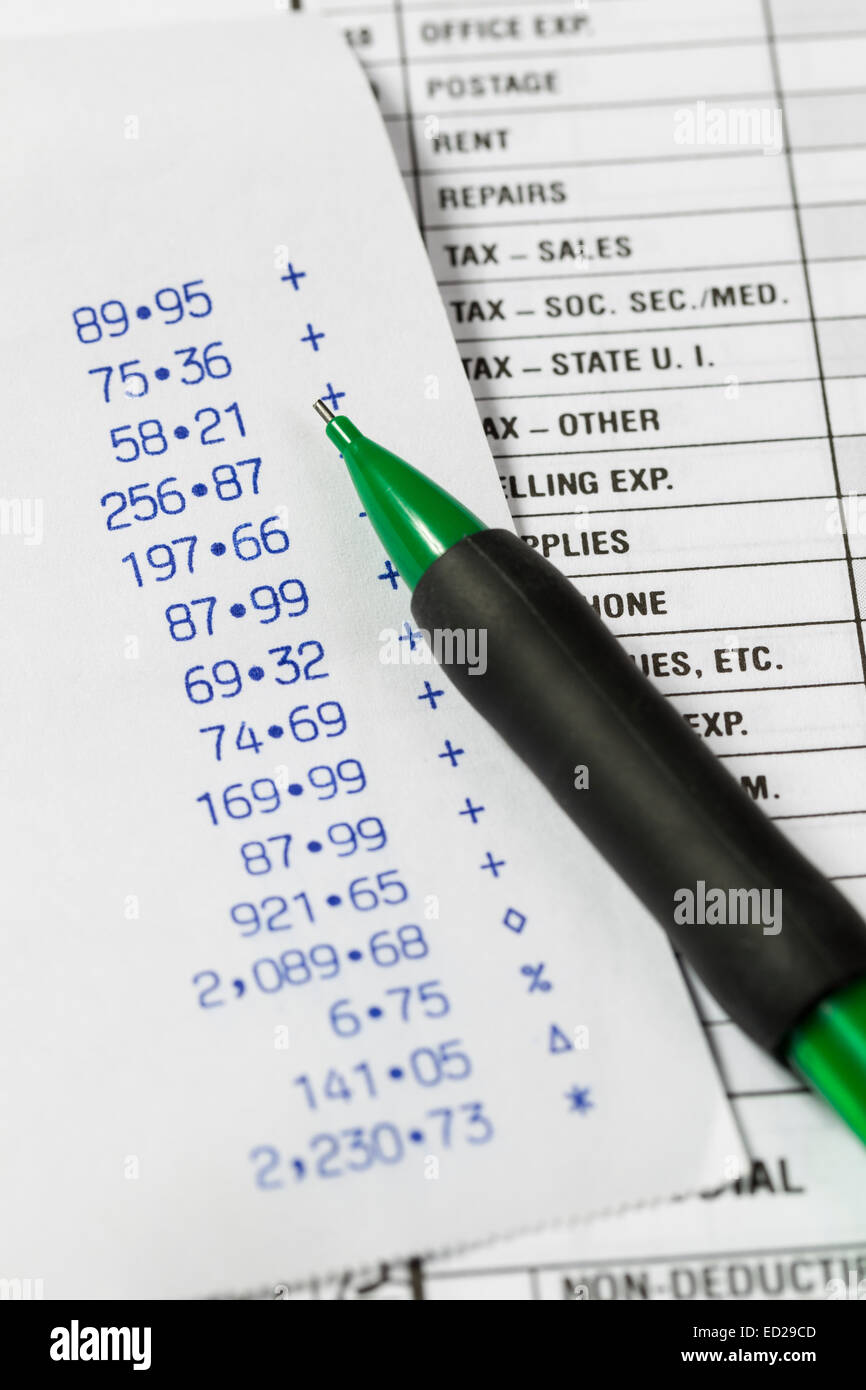 Buchhaltung mit Bleistift, Ledger, Taschenrechner und Klebeband eingerichtet. Stockfoto