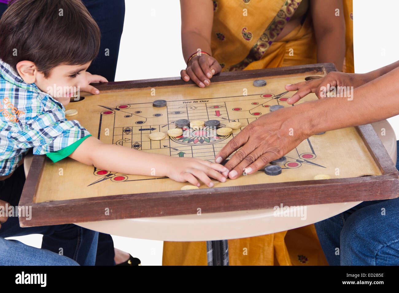 indische gemeinsame Familiengruppe Carrom spielen Stockfoto
