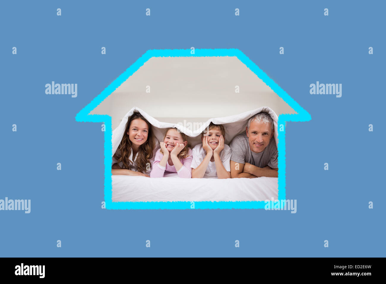 Zusammengesetztes Bild spielerische Familie unter einer Bettdecke liegen Stockfoto