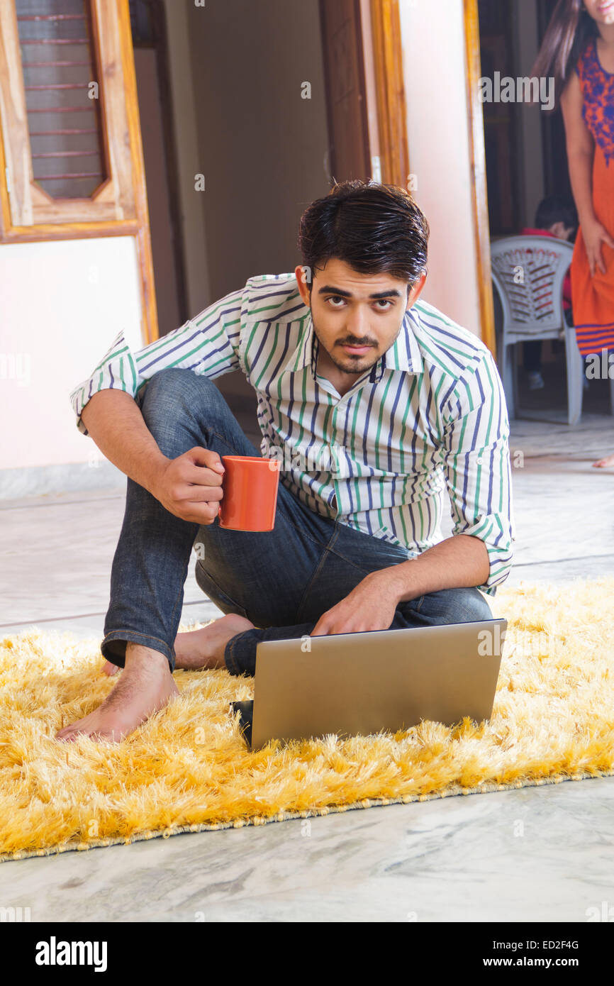 1 indischer Mann home Laptop arbeiten Stockfoto