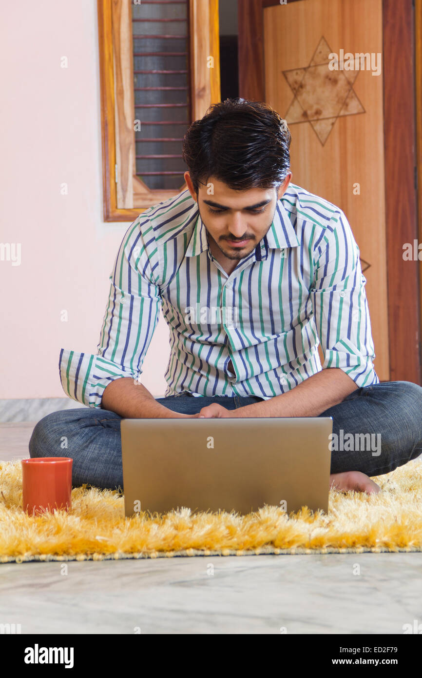 1 indischer Mann home Laptop arbeiten Stockfoto