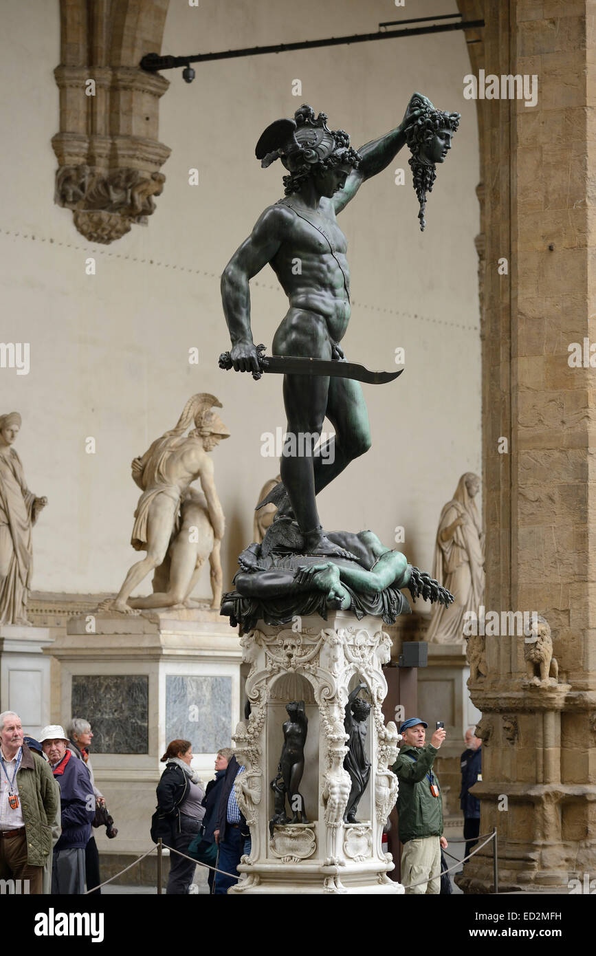 Florenz. Italien. Skulptur des Perseus mit dem Haupt der Medusa von Benvenuto Cellini, Loggia dei Lanzi, Piazza della Signoria. Stockfoto