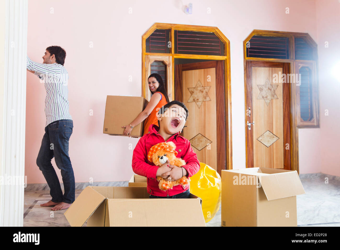 indische Eltern und Sohn nach Hause verlagert Stockfoto