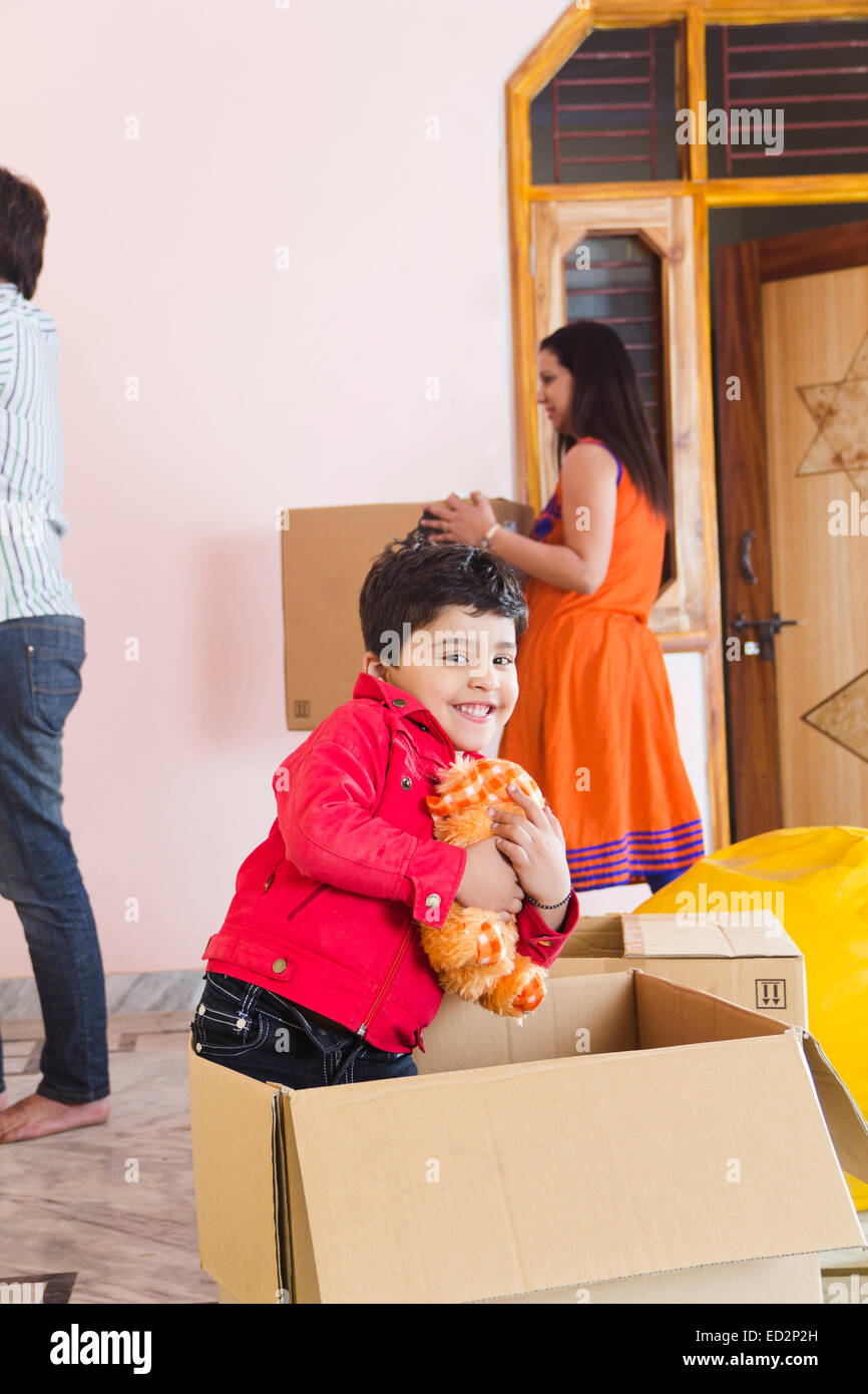 indische Eltern und Sohn nach Hause verlagert Stockfoto