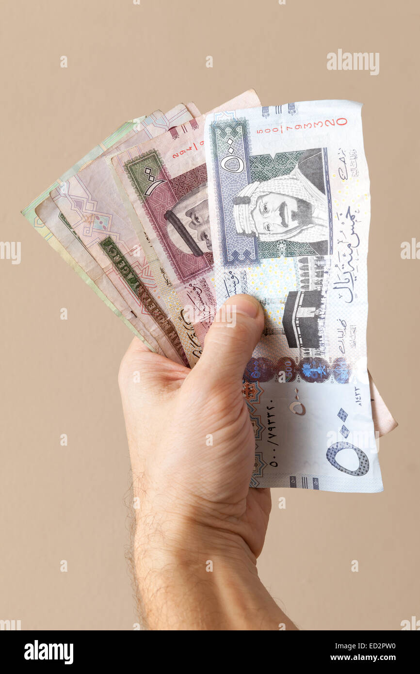 Moderne Saudi-Arabien Geld, Banknoten in männlicher Hand, Nahaufnahme Stockfoto