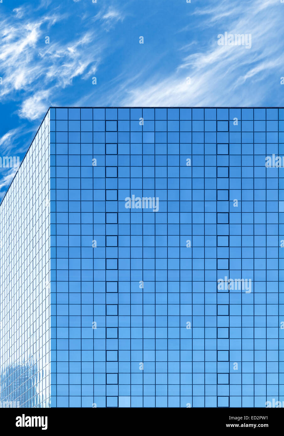 Modernes Bürogebäude aus blauem Glas und bewölktem Himmel auf einem Hintergrund Stockfoto