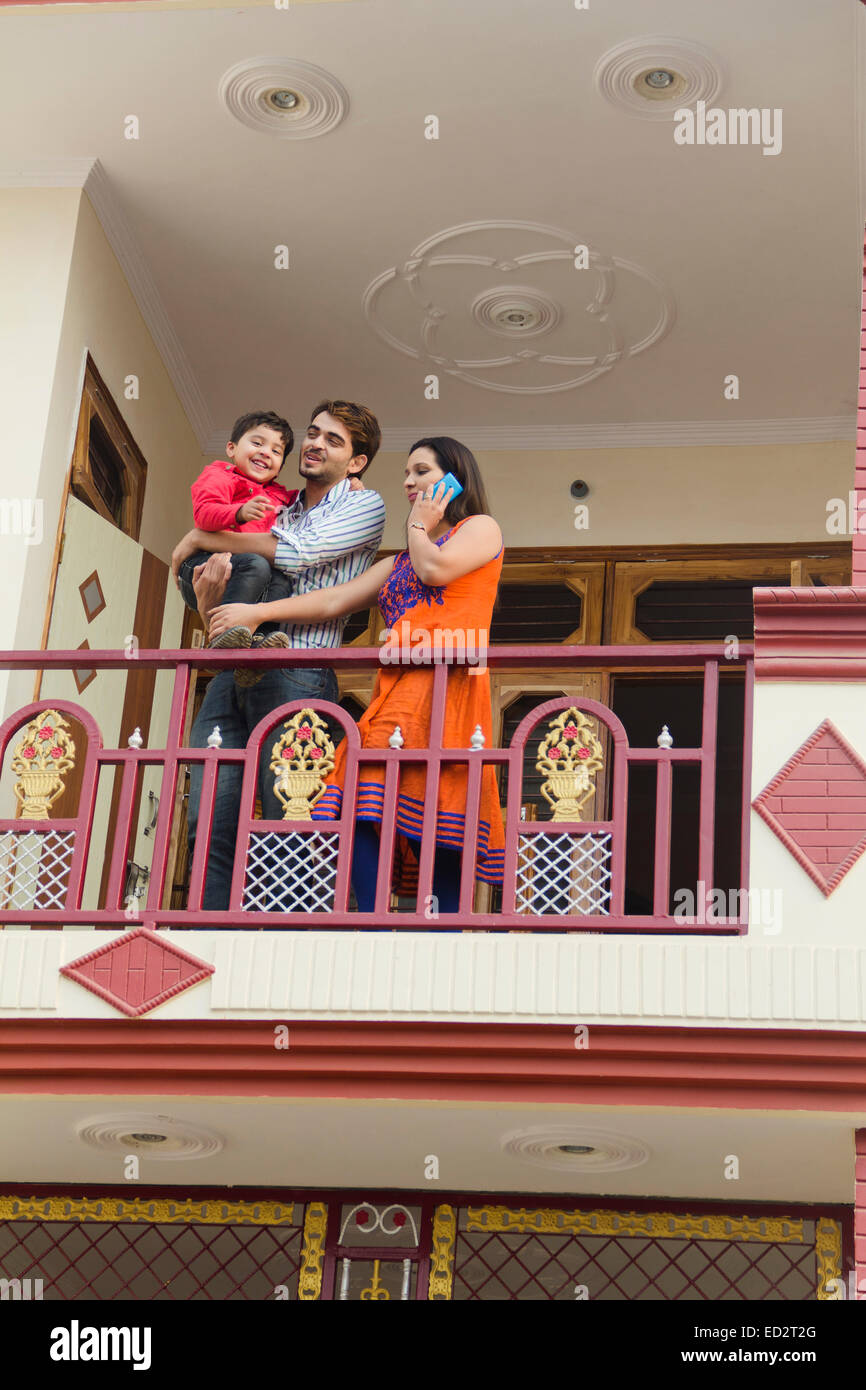 indischer Eltern und Sohn Balkon Seite sprechen Telefon Stockfoto
