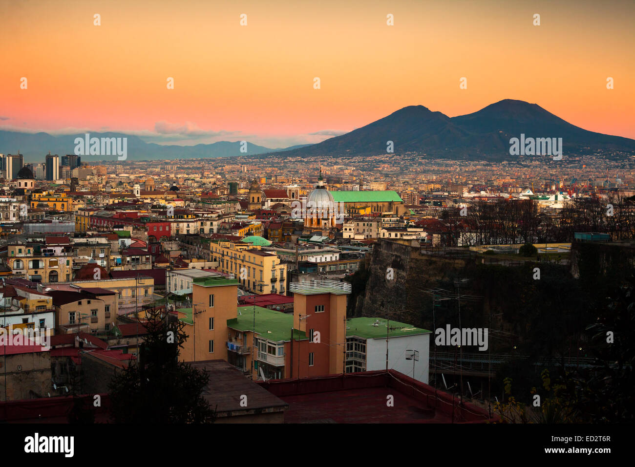 Naples Stadtbild bei Sonnenuntergang mit Vesuvio Stockfoto