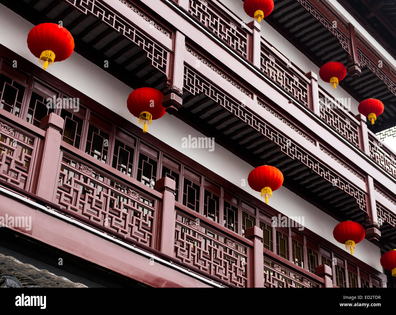 Rote Laternen und traditionelle Architektur Details der alten Stadt von Shanghai, China Stockfoto