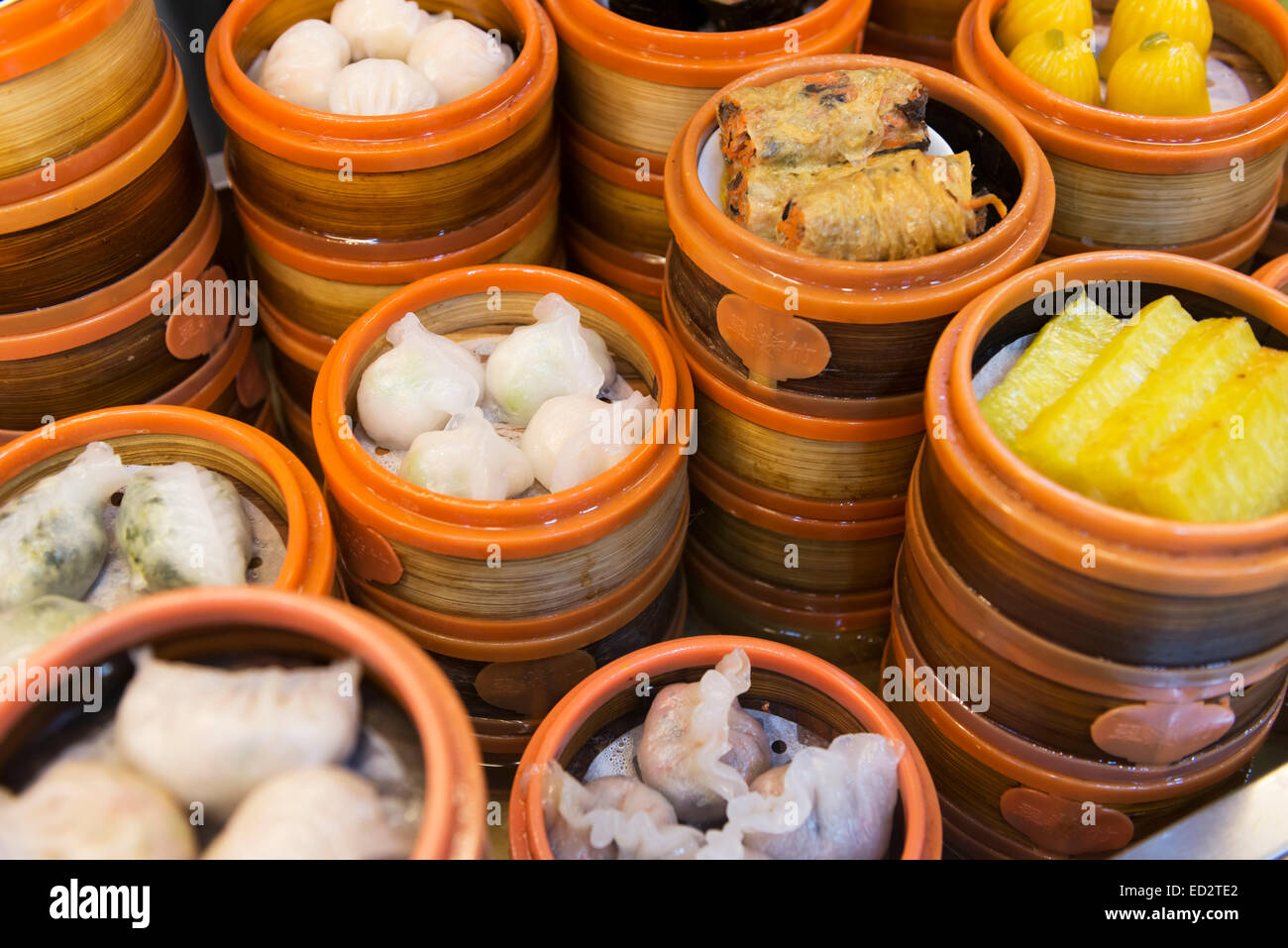 Gedämpfte Dim Sum Körbe in einem Knödel-Restaurant in der alten Stadt von Shanghai, China Stockfoto