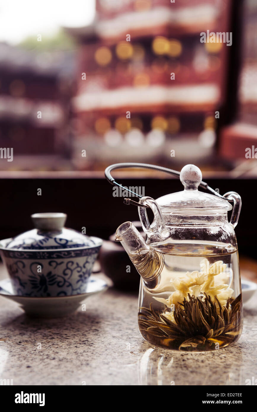 Teekanne mit Blooming Tea, weiß Silber Nadel und Jasmin Tees auf einem Tisch in einem traditionellen Teehaus in Shanghai, China Stockfoto