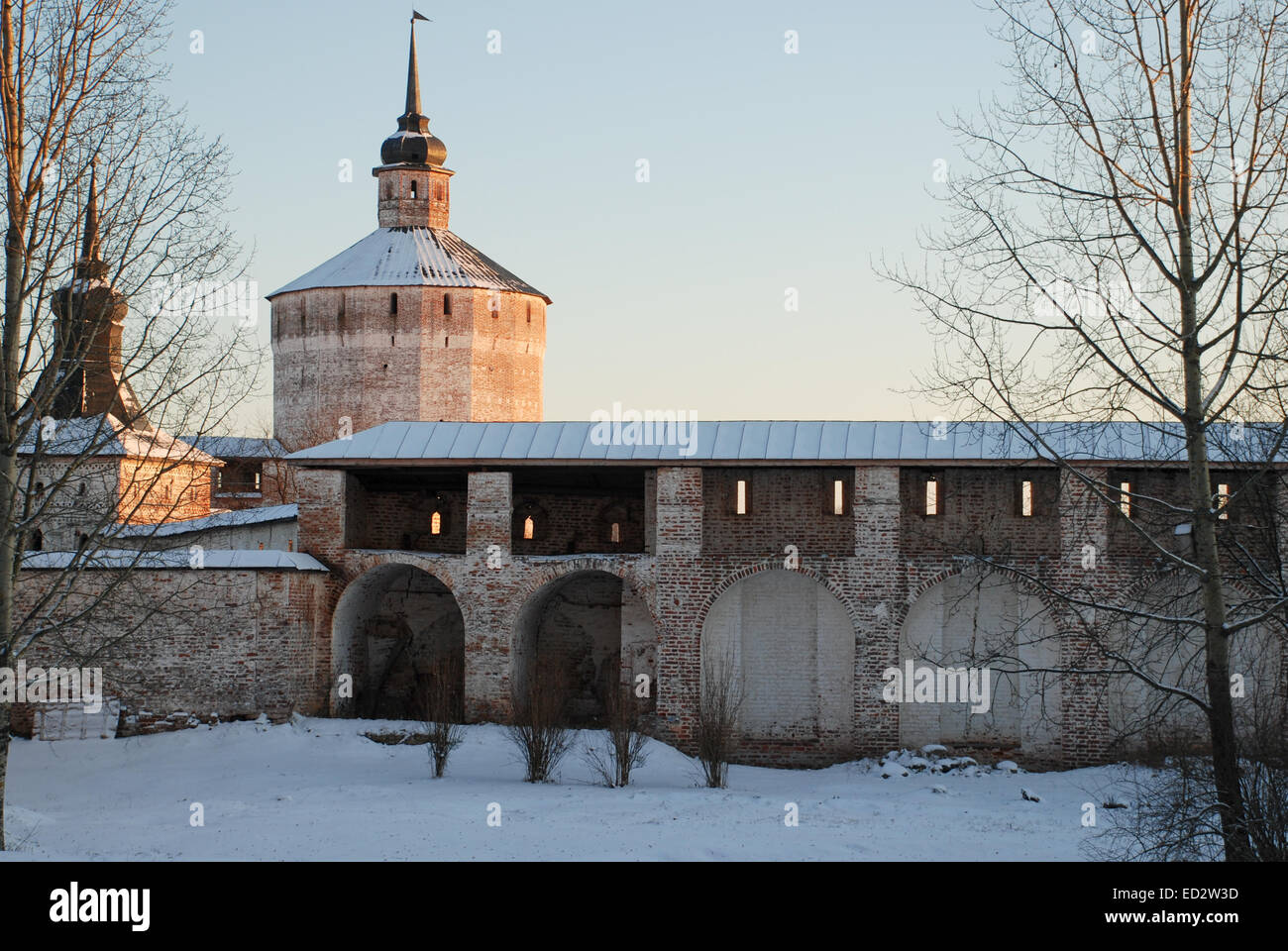 Foto von das Kirillo-Beloserski-Kloster in einer Winterlandschaft bei Sonnenuntergang. Region Wologda, Russland. Stockfoto