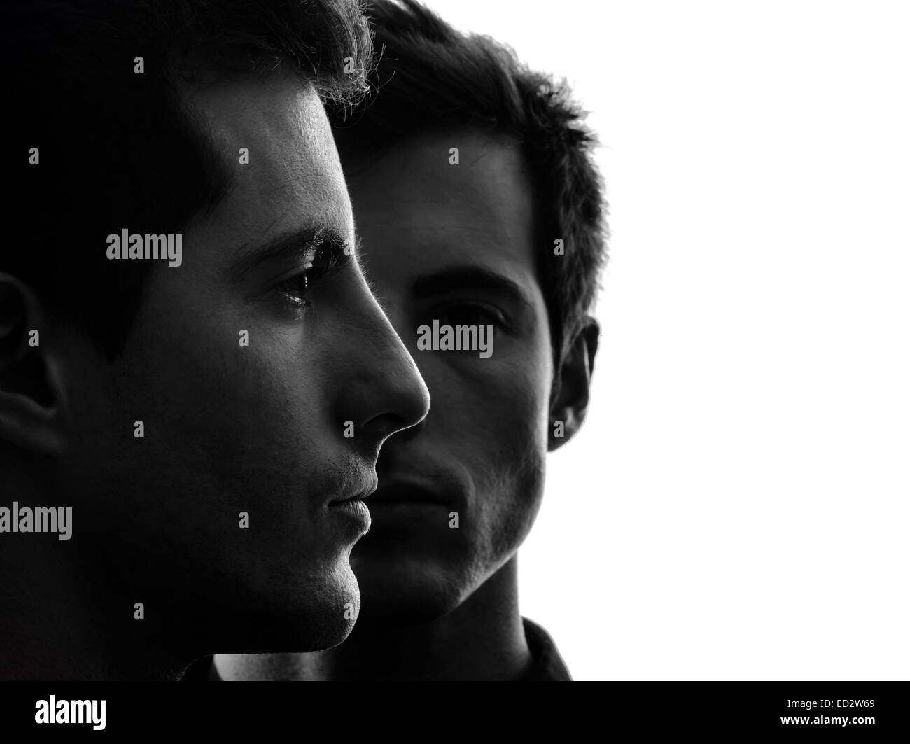 Nahaufnahme Hochformat zwei junge Männer im Schatten weißen Hintergrund Stockfoto