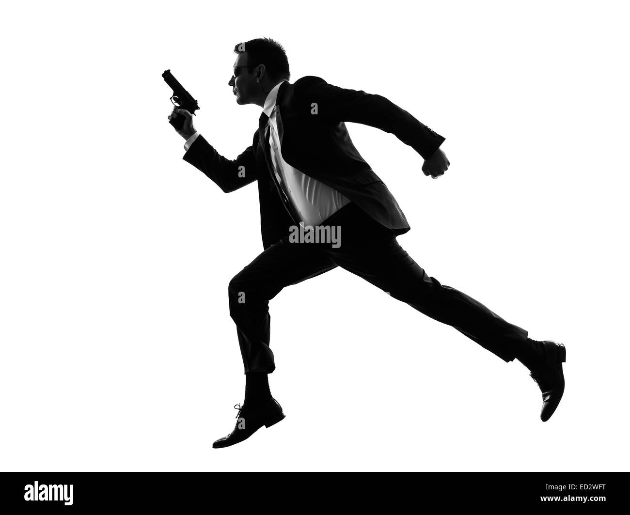 ein kaukasischer Mann läuft mit Pistole in der Silhouette auf weißem Hintergrund Stockfoto