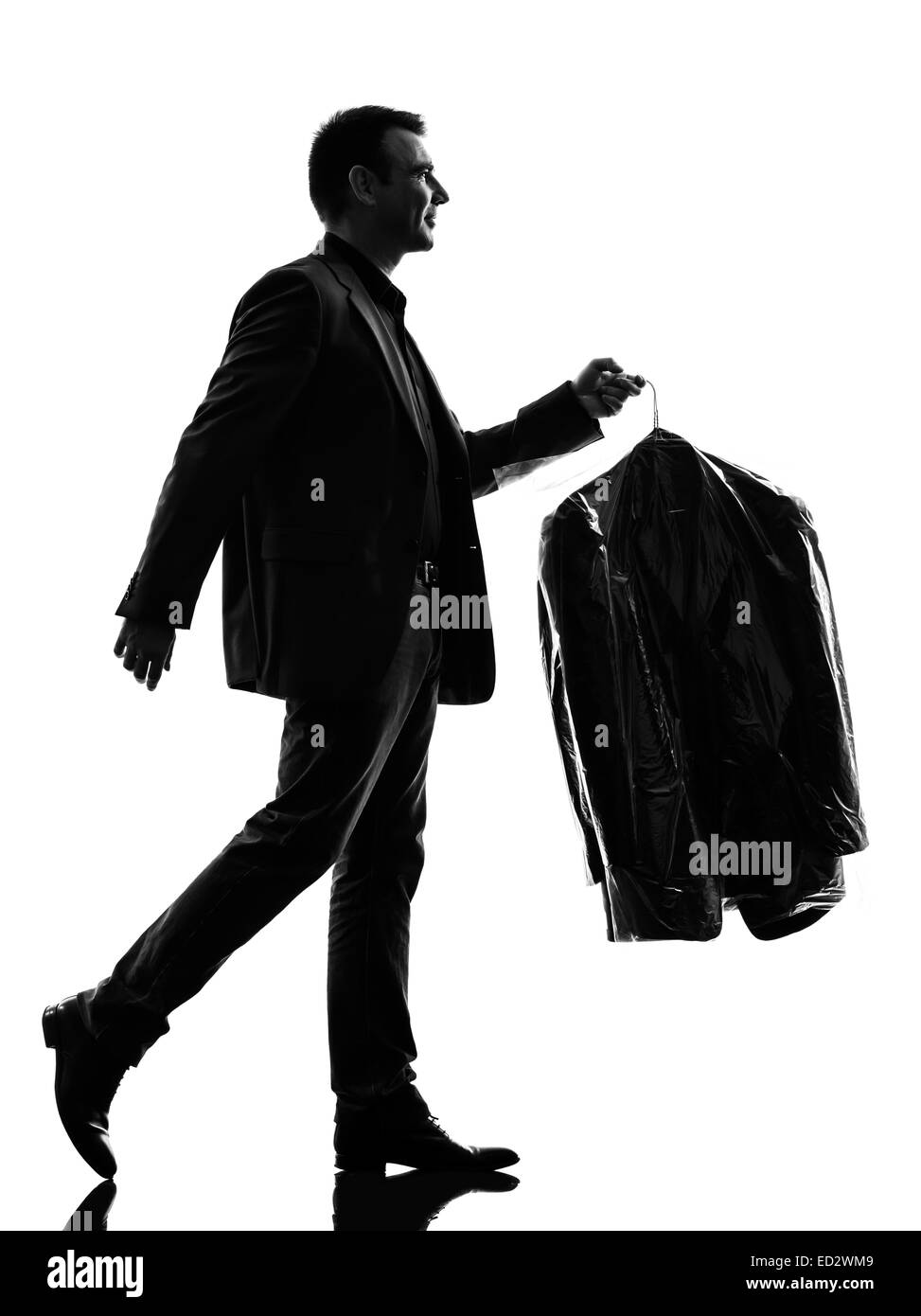 eine kaukasische Geschäftsmann hält trocken saubere Kleidung in der Silhouette auf weißem Hintergrund Stockfoto