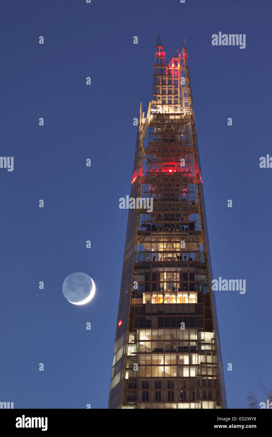 London, UK. 24. Dezember 2014. Die Scherbe mit Waxing Crescent Moon kurz nach Sonnenuntergang. Bildnachweis: David Bleeker Photography.com/Alamy Live-Nachrichten Stockfoto