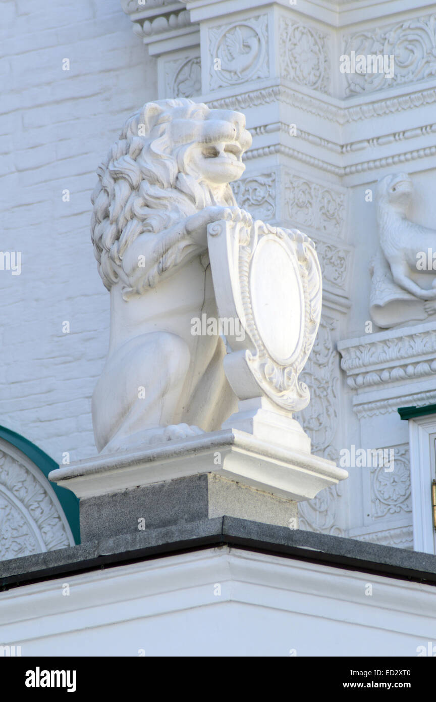 Weißer Stein Löwe mit Schild Stockfoto