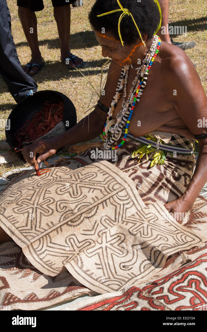 Papua Neu Guinea, Tufi. Traditionelle Handarbeit Tapa Tuch, aus dem Papier Maulbeerbaum, Hand Malerei Tuch gefertigt. Stockfoto