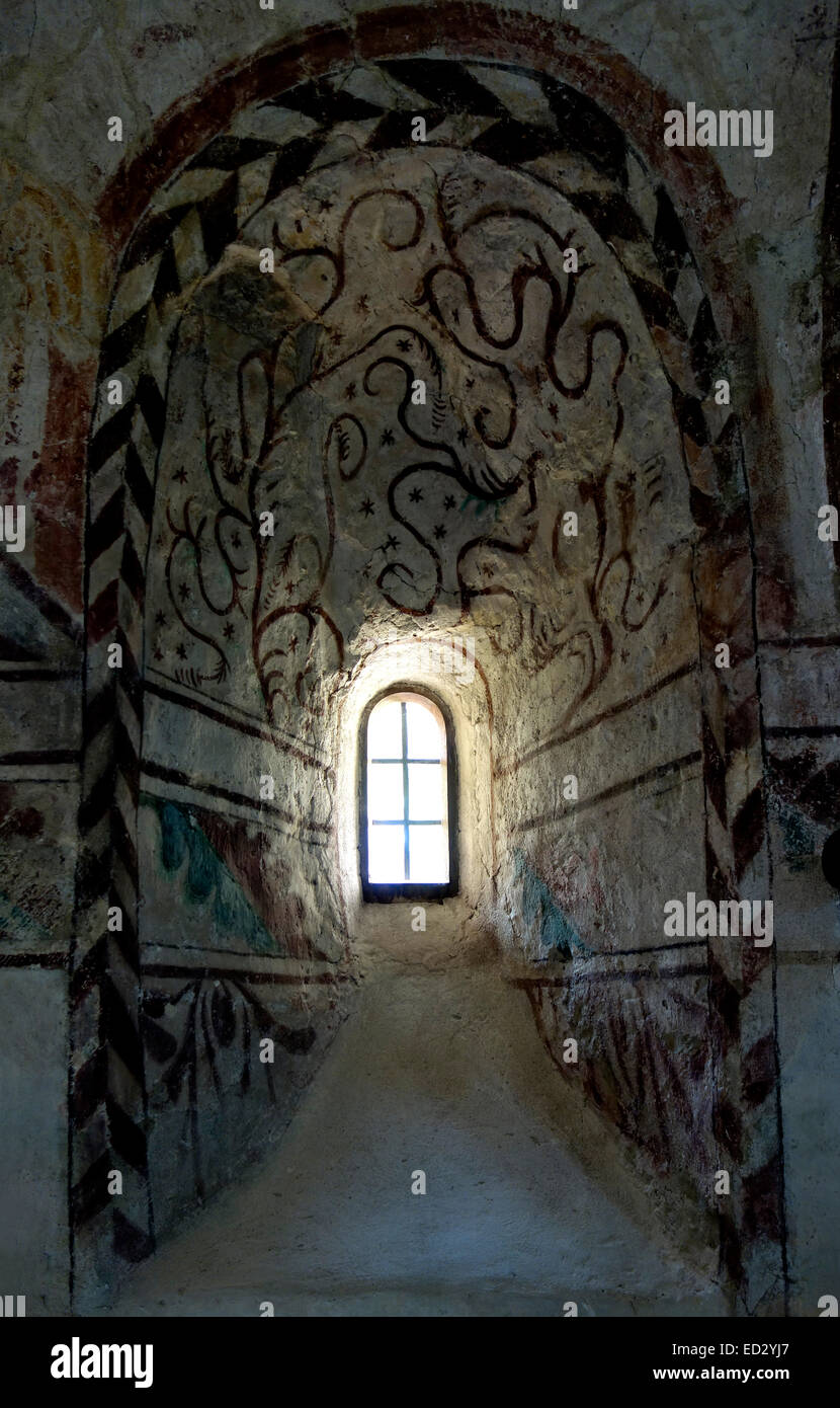 Malerei dekoriert antiken Fenster in einer Zecke Steinmauer. Seitenfenster in Västergötland Abteikirche Stockfoto