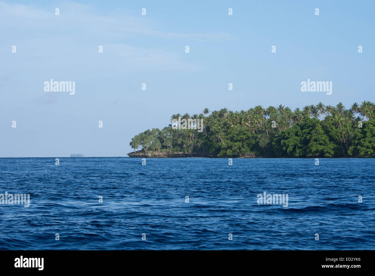 Melanesien, Papua Neu Guinea, Bismarck-See, Tuam Insel. Pazifik Küste Insel Panoramablick. Stockfoto