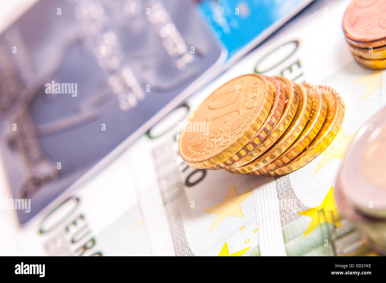 Reihe von Euro-Banknoten, 10 Cent Münzen stehen an der Spitze Stockfoto
