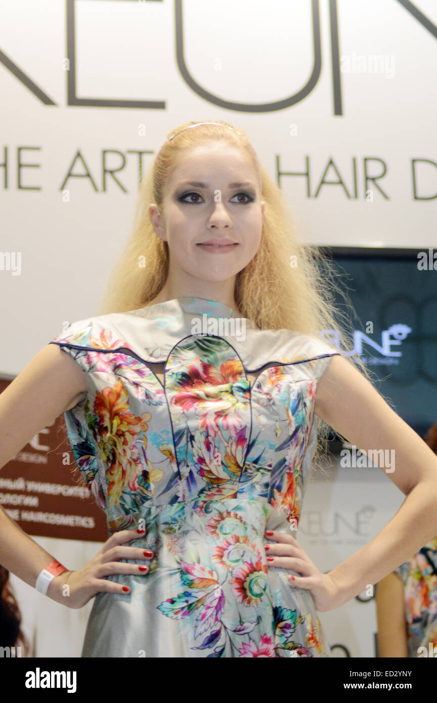 InterCHARM XII International Parfümerie und Kosmetik Ausstellung Moskau junge, schöne Frau mit blonden neue stilvolle Frisur Stockfoto