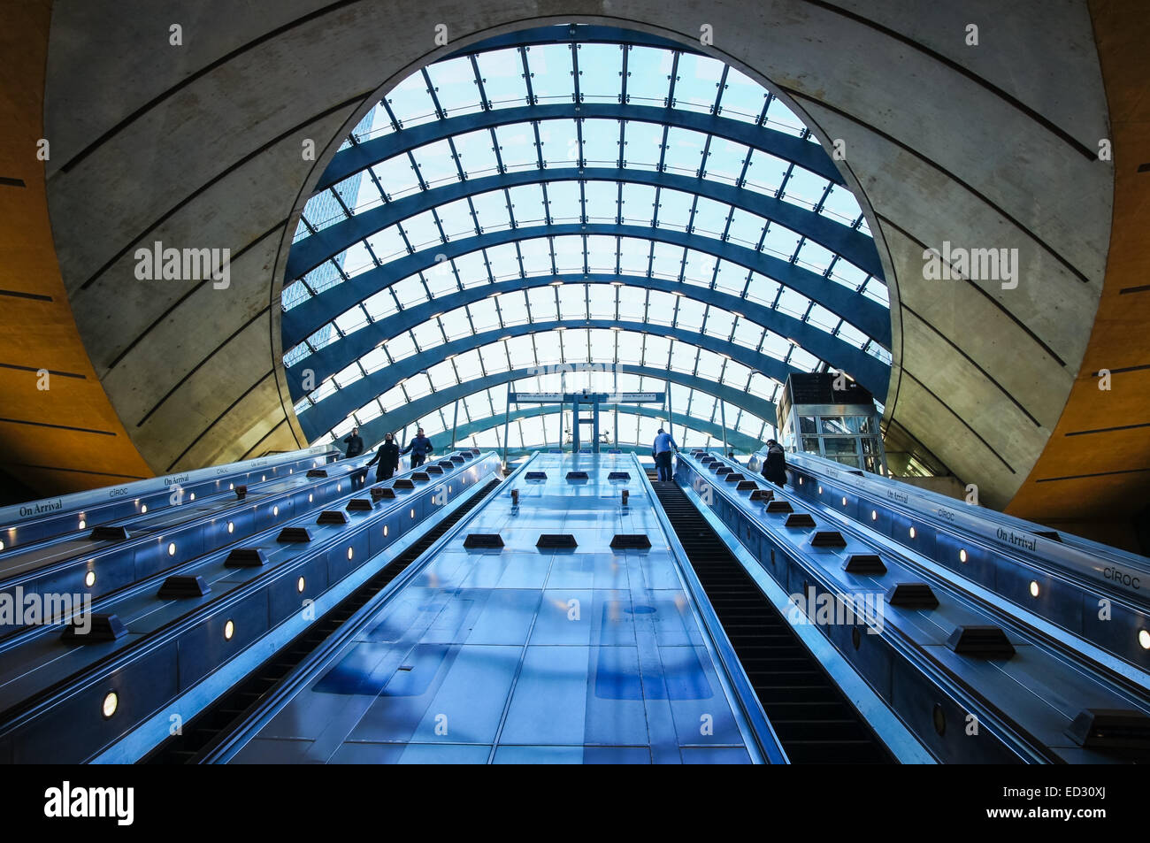 Rolltreppen in der Canary Wharf U-Bahnstation, London England Großbritannien Stockfoto